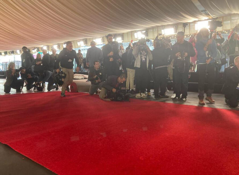 A Los Angeles hanno srotolato il tappeto degli Oscar è rosso - RIPRODUZIONE RISERVATA